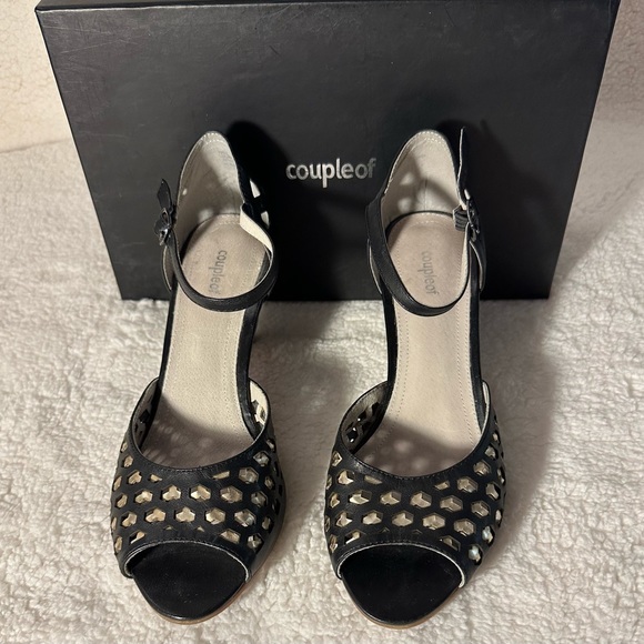 Coupleof Black an Gold Heels - Picture 7 of 16